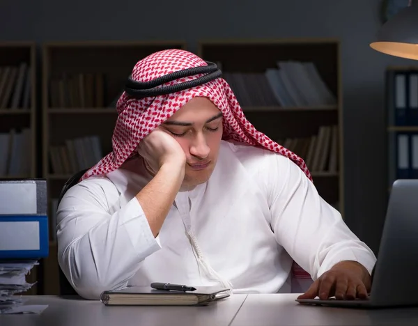 Hombre Negocios Árabe Trabajando Hasta Tarde Oficina —  Fotos de Stock