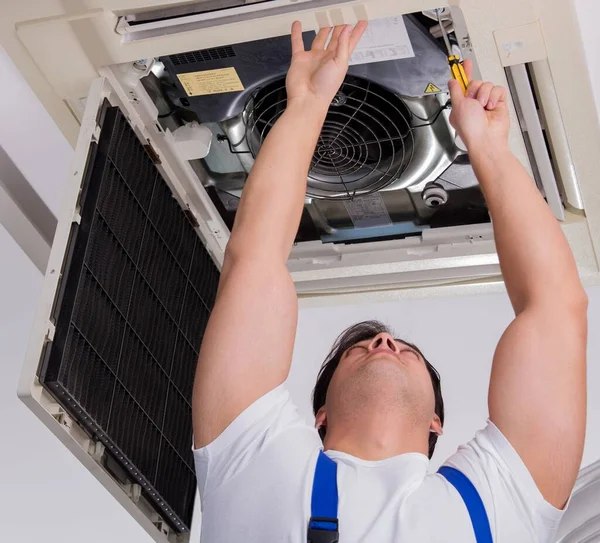 Der Arbeiter Der Die Klimaanlage Der Decke Repariert — Stockfoto
