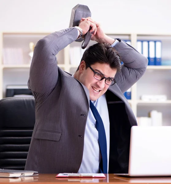 オフィスの怒っている積極的なビジネスマン — ストック写真