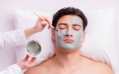 Kaplıca masajındaki yakışıklı adam.