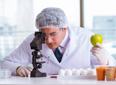 Beslenme uzmanı gıda ürünlerini laboratuvarda test ediyor.