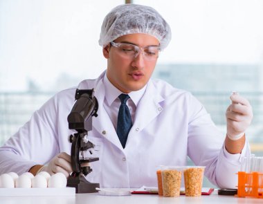 Beslenme uzmanı gıda ürünlerini laboratuvarda test ediyor.