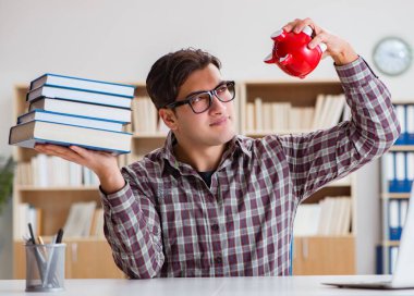 Okul ücretini ödemek için kumbarayı kıran öğrenci.