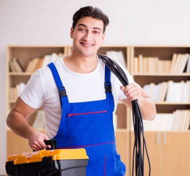 Ofiste çalışan genç elektrikçi.