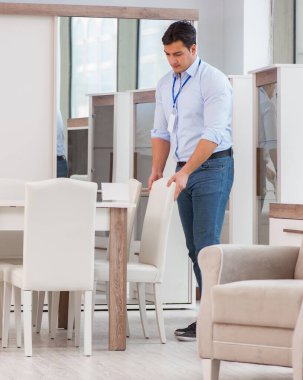 Mobilya mağazasındaki satış asistanı.