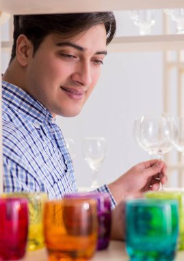 Genç yakışıklı adam dükkandan alışveriş yapıyor.