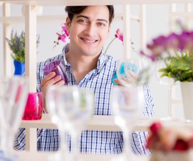 Genç yakışıklı adam dükkandan alışveriş yapıyor.