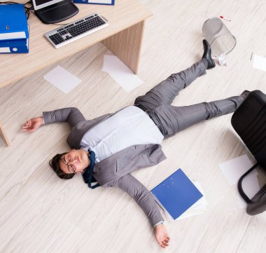 Ofis zemininde ölen işadamı.