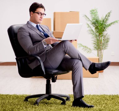 İş adamı laptopuyla çalışıyor.