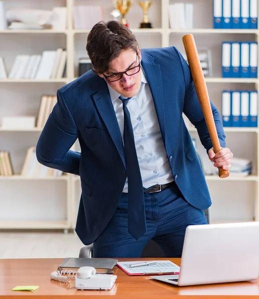 オフィスの怒っている積極的なビジネスマン — ストック写真
