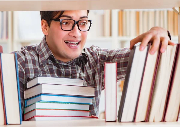Νεαρός Φοιτητής Που Ψάχνει Για Βιβλία Στη Βιβλιοθήκη Του Κολεγίου — Φωτογραφία Αρχείου