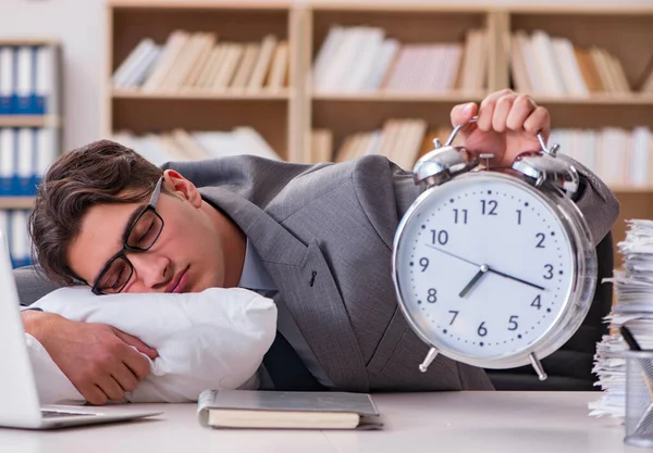 Κουρασμένος Άντρας Κοιμάται Στο Σπίτι Έχοντας Πολλή Δουλειά — Φωτογραφία Αρχείου