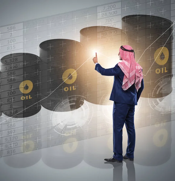 Arabische Zakenman Drukt Virtuele Knop — Stockfoto
