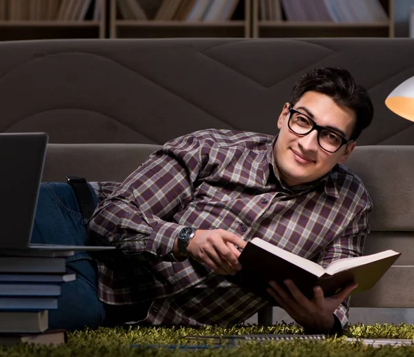 Der Student Liest Bücher Die Sich Auf Prüfungen Vorbereiten — Stockfoto