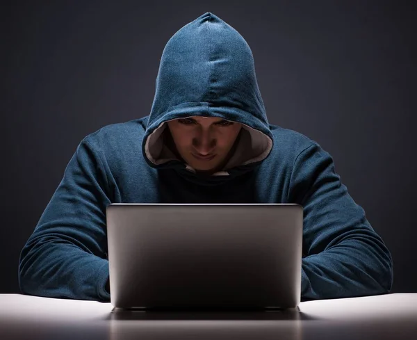 Számítógép Hacker Dolgozik Sötét Szobában — Stock Fotó