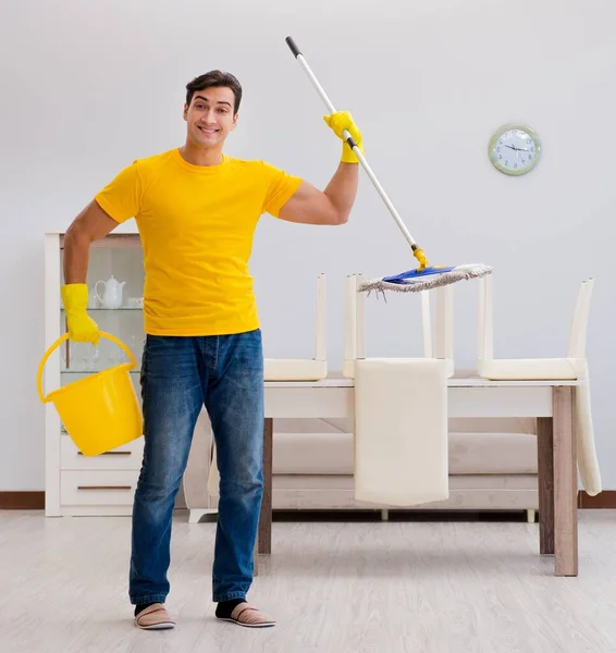 Człowiek Sprzątający Dom Pomagający Żonie — Zdjęcie stockowe