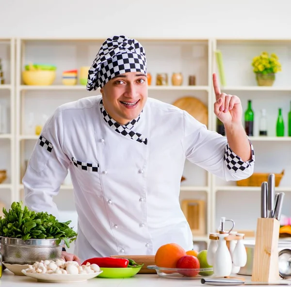 Den Unga Manliga Kocken Som Arbetar Köket — Stockfoto