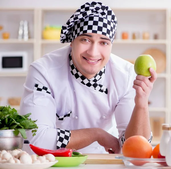 Jeune Cuisinier Masculin Travaillant Dans Cuisine — Photo