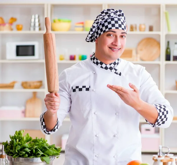 台所で働く若い男の料理人 — ストック写真