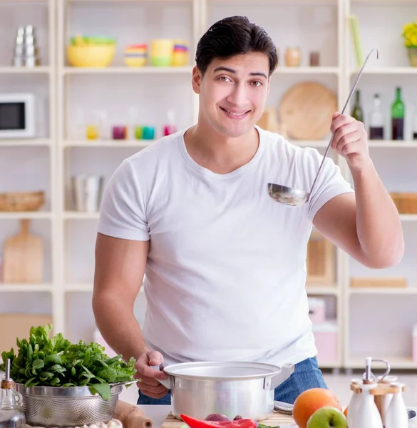 Jovem Cozinheiro Sexo Masculino Trabalhando Cozinha — Fotografia de Stock