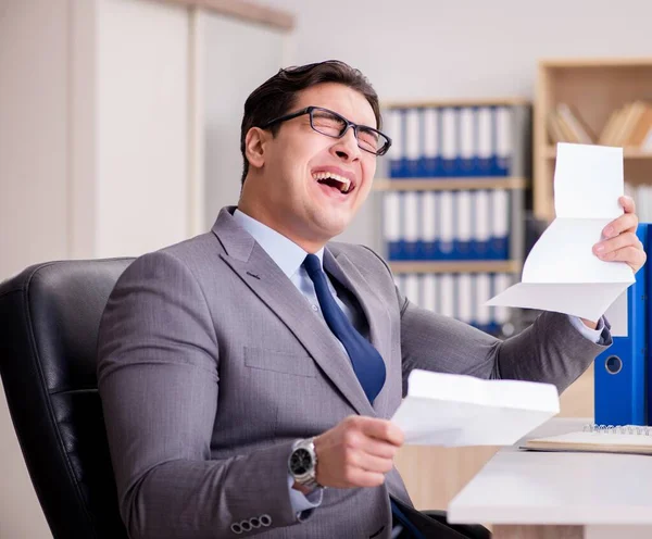 Biznesmen Odbierający List Biurze — Zdjęcie stockowe