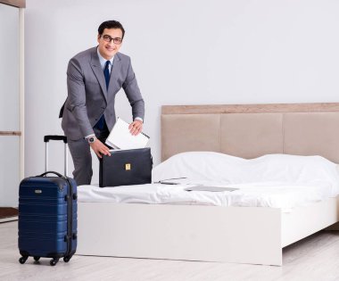 Otel odasında çalışan işadamı.