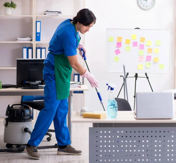 Die Männliche Hübsche Professionelle Reinigungskraft Bei Der Arbeit Büro — Stockfoto