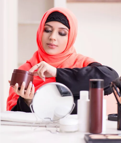 Den Vackra Kvinnan Hijab Applicerar Make — Stockfoto