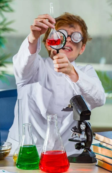 Νεαρός Τρελός Χημικός Που Δουλεύει Στο Εργαστήριο — Φωτογραφία Αρχείου