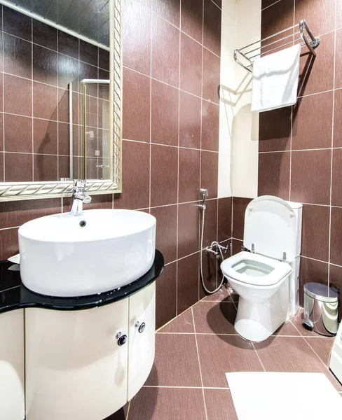 宾馆里现代化的浴室内部 — 图库照片