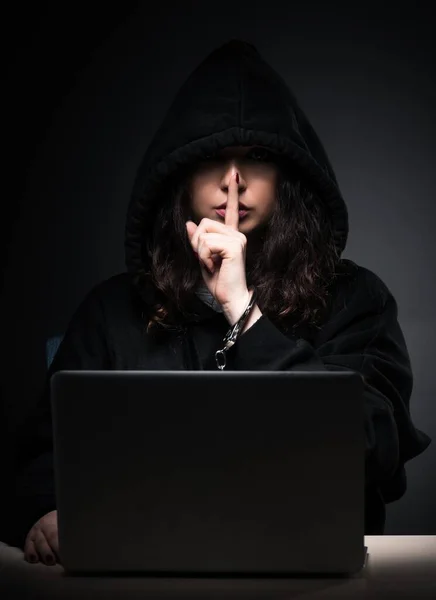 Hacker Mujer Piratería Firewall Seguridad Tarde Oficina — Foto de Stock
