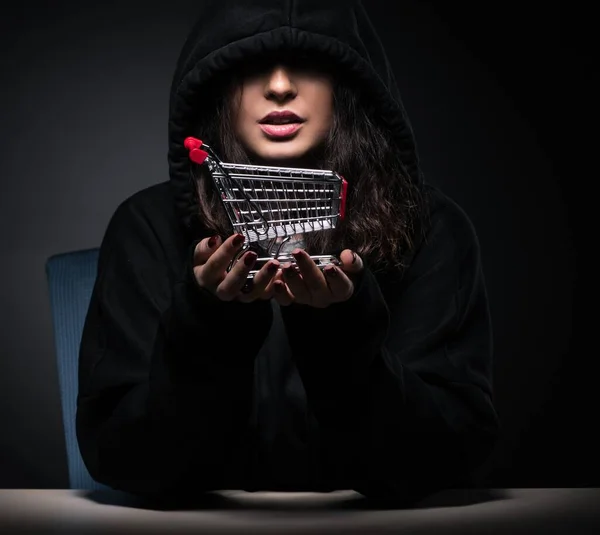 Жіночий Хакер Зламує Брандмауер Безпеки Пізно Офісі — стокове фото