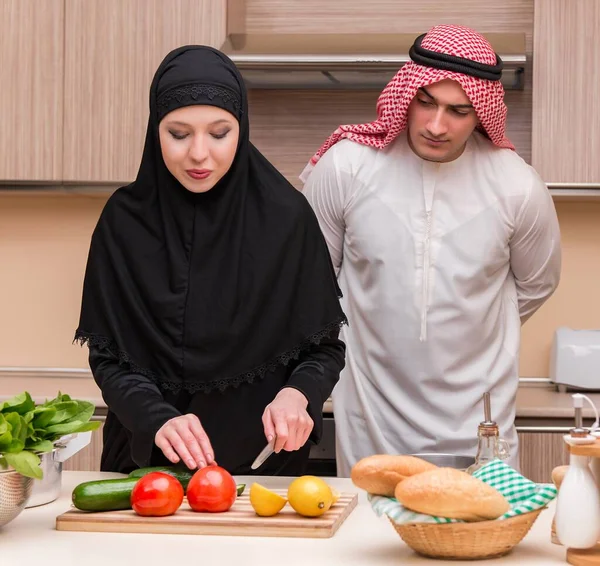 Jeune Famille Arabe Dans Cuisine — Photo