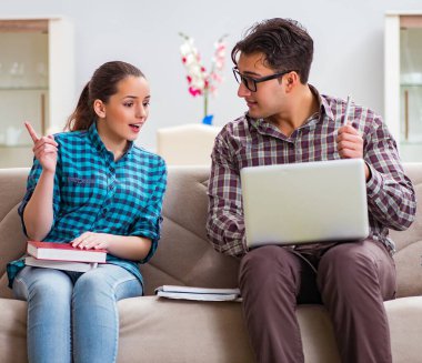 Üniversite sınavlarına hazırlanan öğrenciler