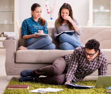 Üniversite sınavlarına hazırlanan öğrenciler