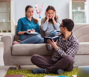 Üniversite sınavlarına hazırlanan öğrenciler