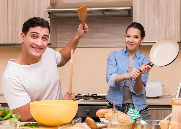 Jovem Família Fazendo Briga Engraçada Cozinha — Fotografia de Stock