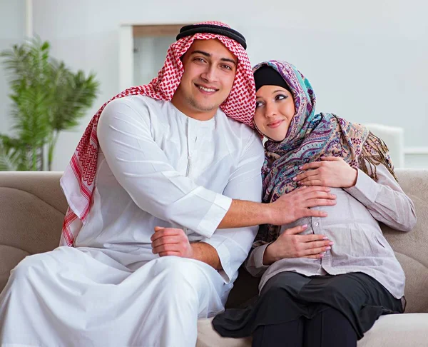 Den Unga Arabiska Muslimska Familjen Med Gravid Fru Väntar Barn — Stockfoto