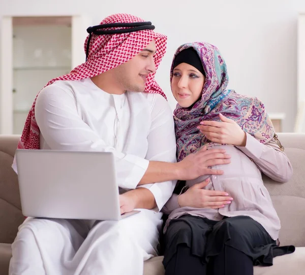Jovem Família Muçulmana Árabe Com Esposa Grávida Esperando Bebê — Fotografia de Stock
