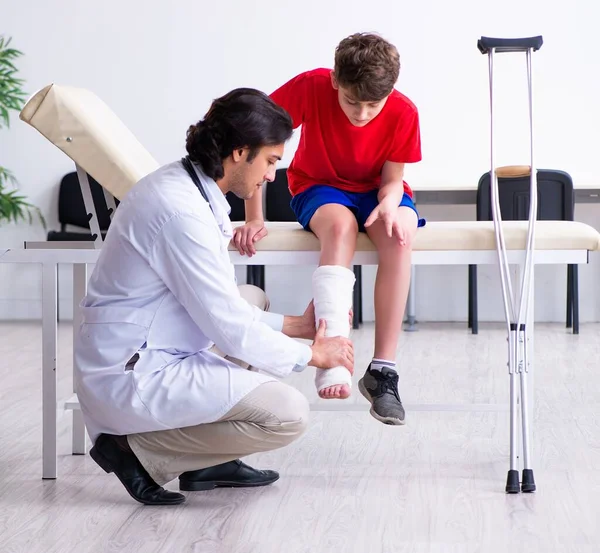 Leg Injured Boy Visiting Young Doctor Traumatologist — Stock Photo, Image