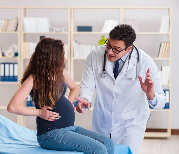 Arts Die Zwangere Vrouw Onderzoekt — Stockfoto