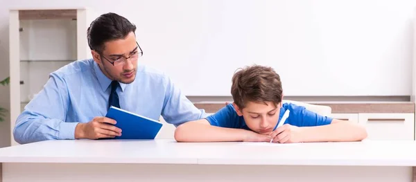 Drukke Vader Helpt Zijn Zoon Zich Voor Bereiden Het Examen — Stockfoto