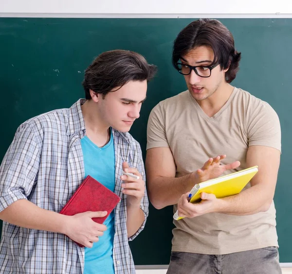 Die Beiden Männlichen Schüler Klassenzimmer — Stockfoto