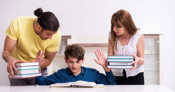 Los Padres Ayudando Hijo Prepararse Para Escuela —  Fotos de Stock