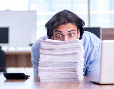 Genç çalışan aşırı işten memnun değil.