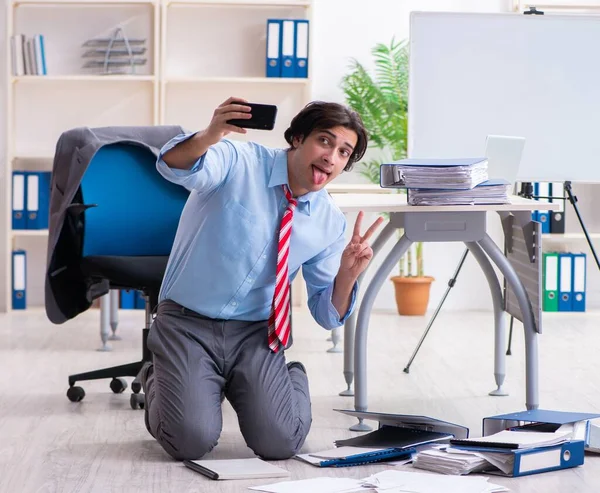 Jonge Mannelijke Werknemer Ongelukkig Met Overmatig Werk — Stockfoto