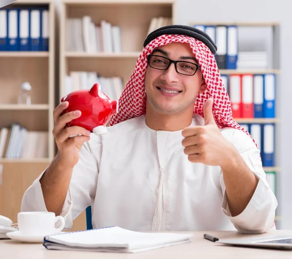 Der Arabische Geschäftsmann Der Büro Arbeitet — Stockfoto