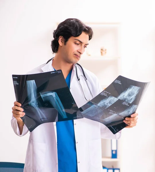 Jovem Médico Radiologista Trabalhando Clínica — Fotografia de Stock