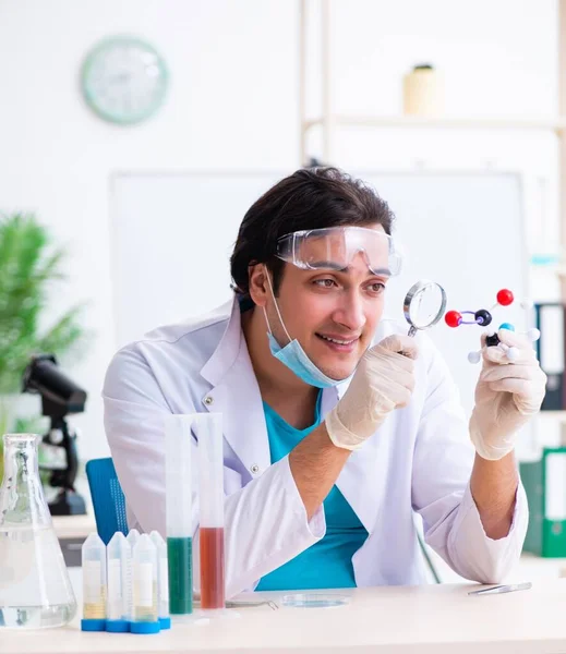 Laboratuvarda Çalışan Genç Erkek Kimyager — Stok fotoğraf