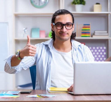 Ofiste çalışan genç erkek tasarımcı.